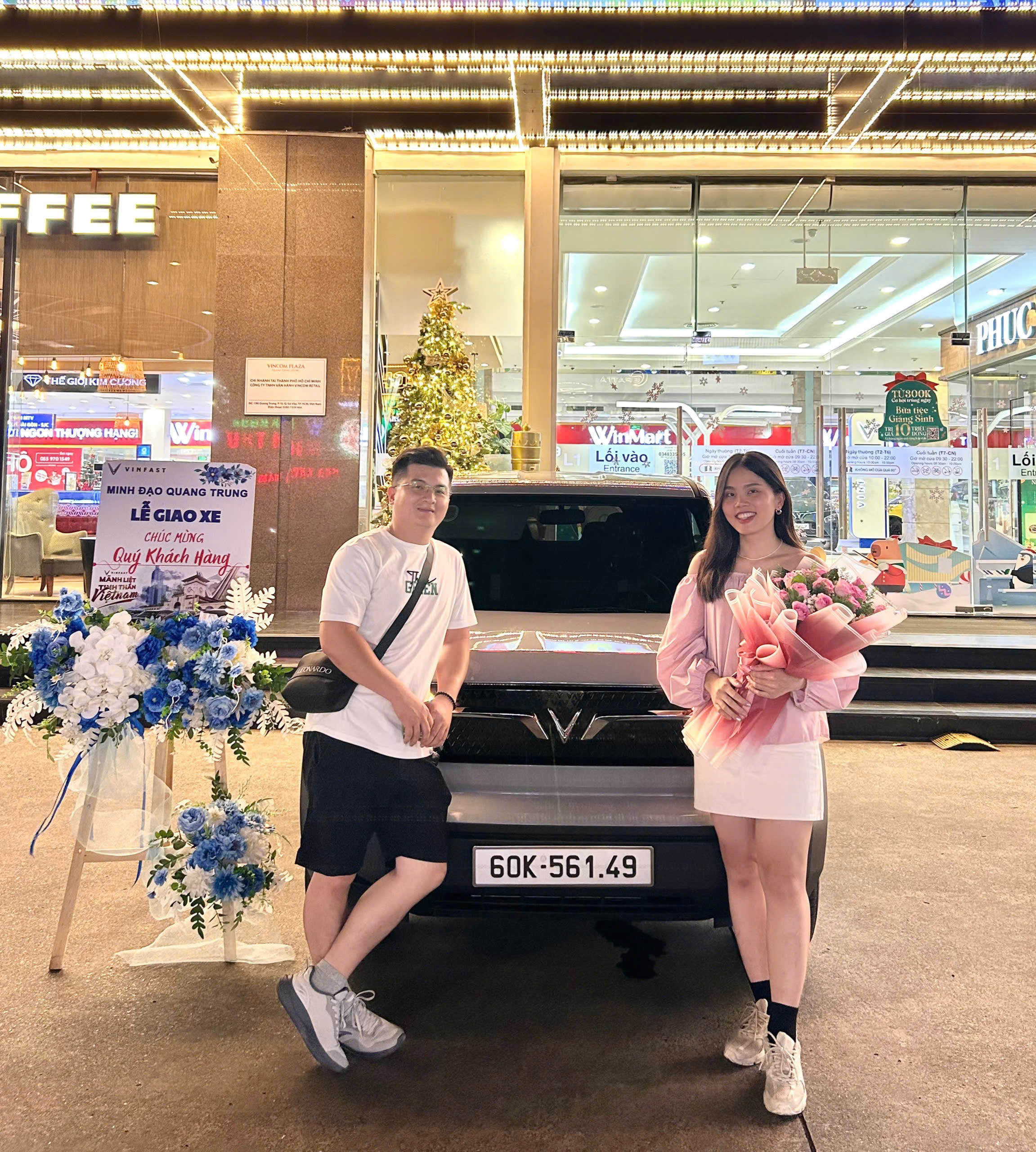 Khách hàng vui vẻ nhận phương tiện mới, biểu tượng cho sự tiện lợi và niềm vui trong cuộc sống đô thị