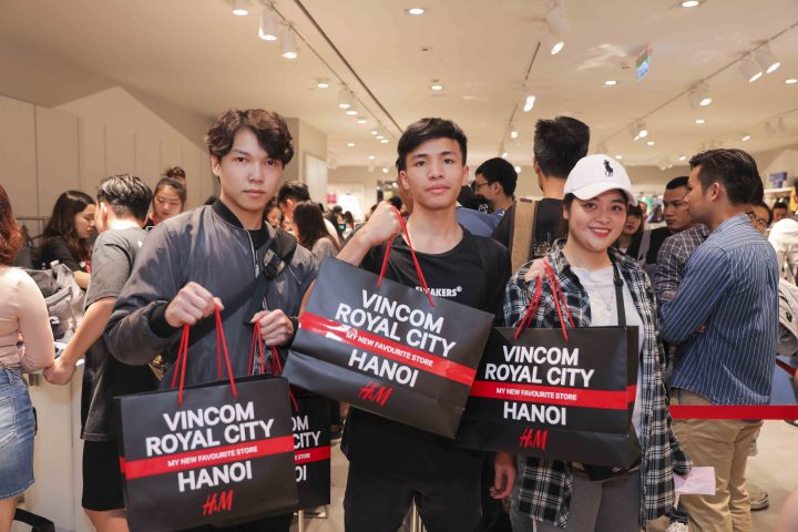 Khách hàng xếp hàng chờ khai trương H&amp;M Vincom Royal City buổi đêm