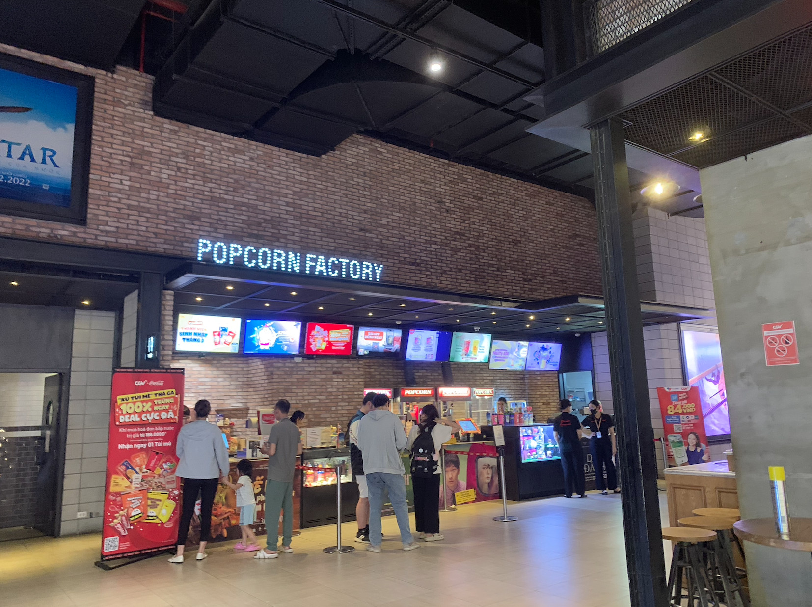 Khách hàng xếp hàng tại Haidilao ở tầng 6 của Vincom Nguyễn Chí Thanh