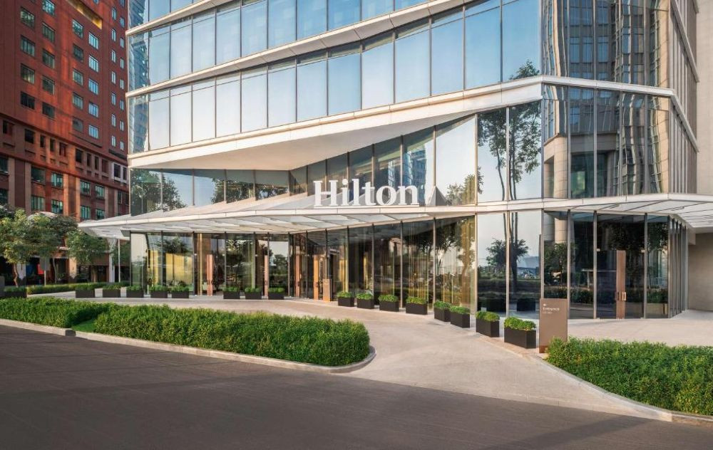 Khách sạn Hilton Saigon với kiến trúc sang trọng, gần Vincom Đồng Khởi, thuận tiện cho du khách sau khi khám phá và gửi xe máy.