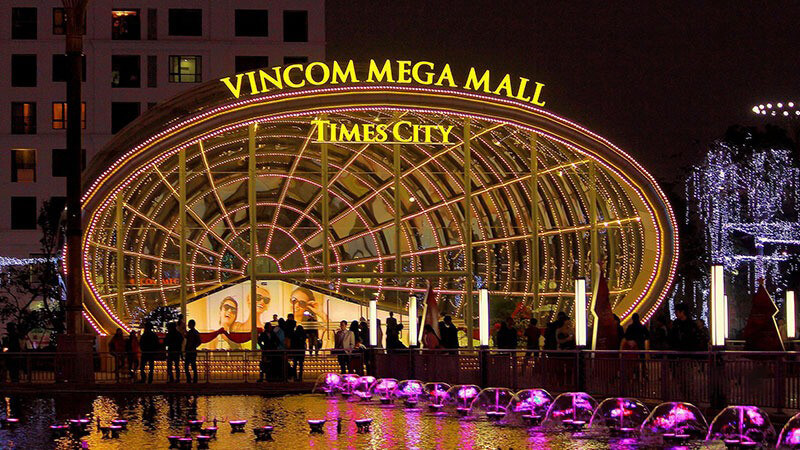 Khách tham quan đứng trên mặt đất vẫn có thể chiêm ngưỡng hình ảnh của Vincom Mega Mall Times City trên màn hình LED lớn
