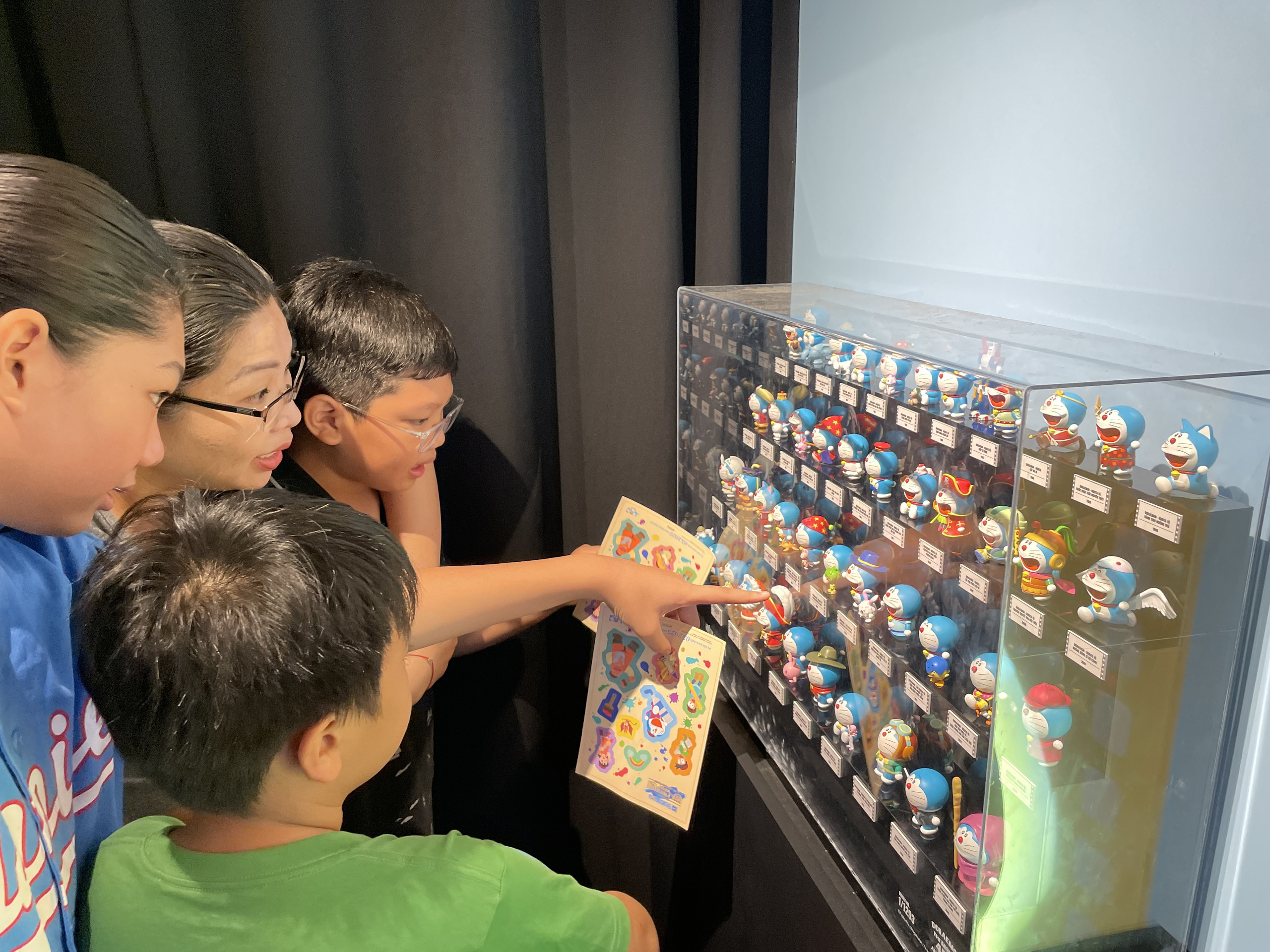 Khách tham quan thích thú chiêm ngưỡng bộ sưu tập 44 mô hình Doraemon mini tại Vincom Landmark 81