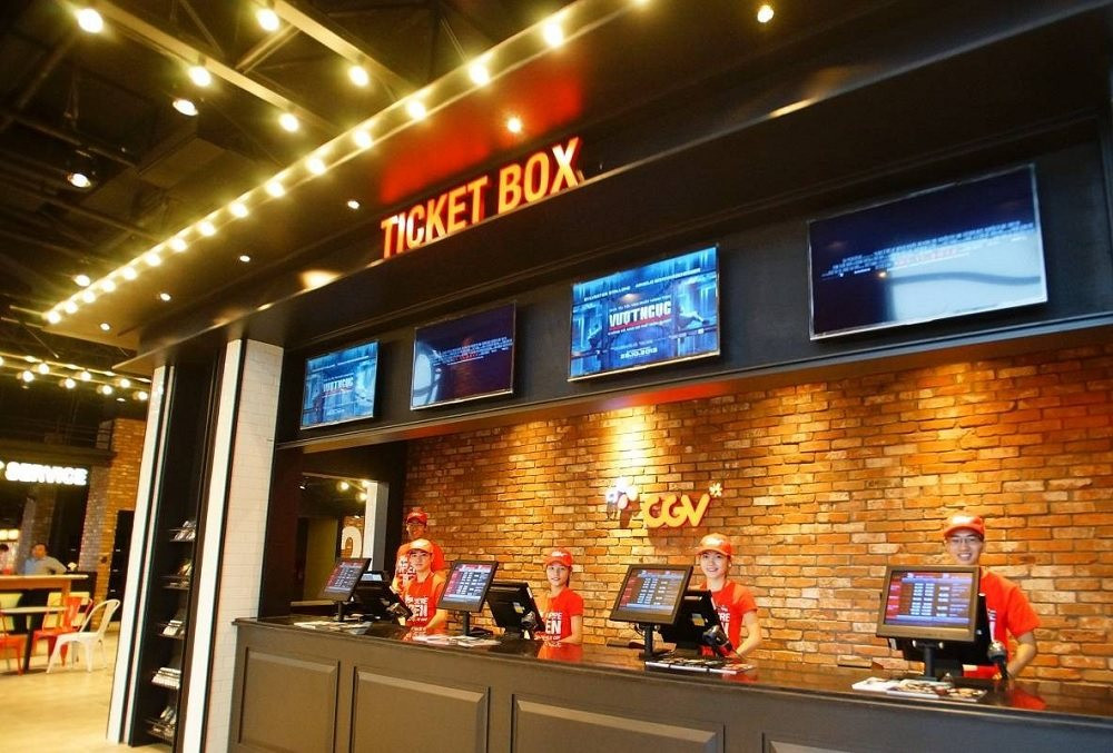 Khán giả đang mua vé và chuẩn bị vào rạp xem phim Vincom Phú Yên.