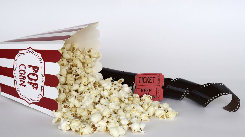 Khán giả mua combo bỏng ngô và nước uống tại rạp CGV, tận hưởng trọn vẹn suất chiếu