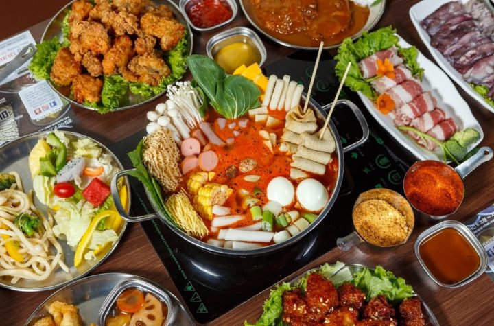 Khay đồ ăn buffet Topokki đa dạng tại Dookki Vincom Center Bà Triệu