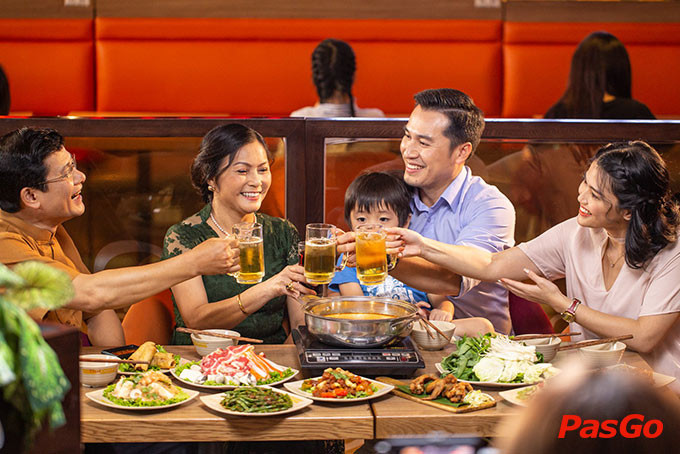 Không gian ấm cúng cho bữa ăn gia đình tại ThaiExpress Vincom Nguyễn Chí Thanh