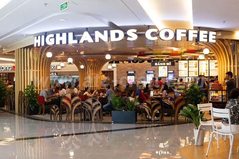 Không gian ấm cúng của Highlands Coffee tại tầng hầm B1 The Landmark 81