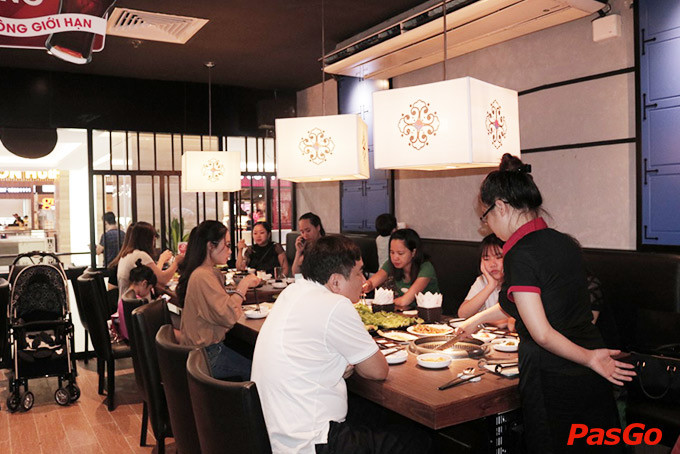 Không gian ấm cúng, phù hợp cho các buổi gặp gỡ bạn bè tại King BBQ Deli