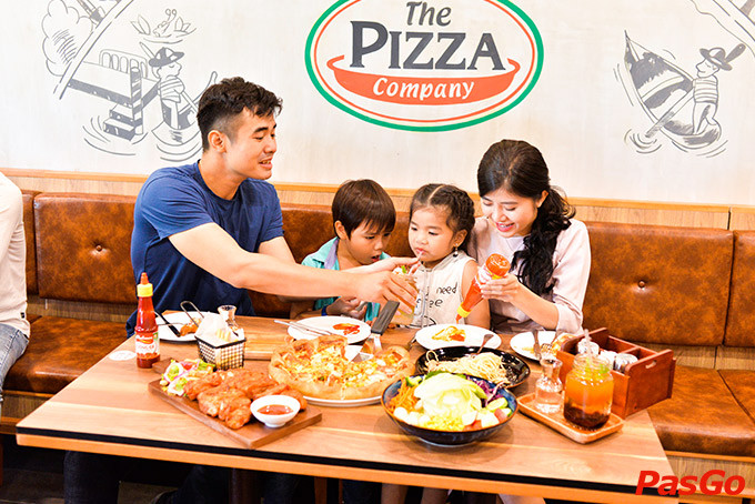 Không gian ấm cúng tại Pizza Company Vincom Trần Duy Hưng
