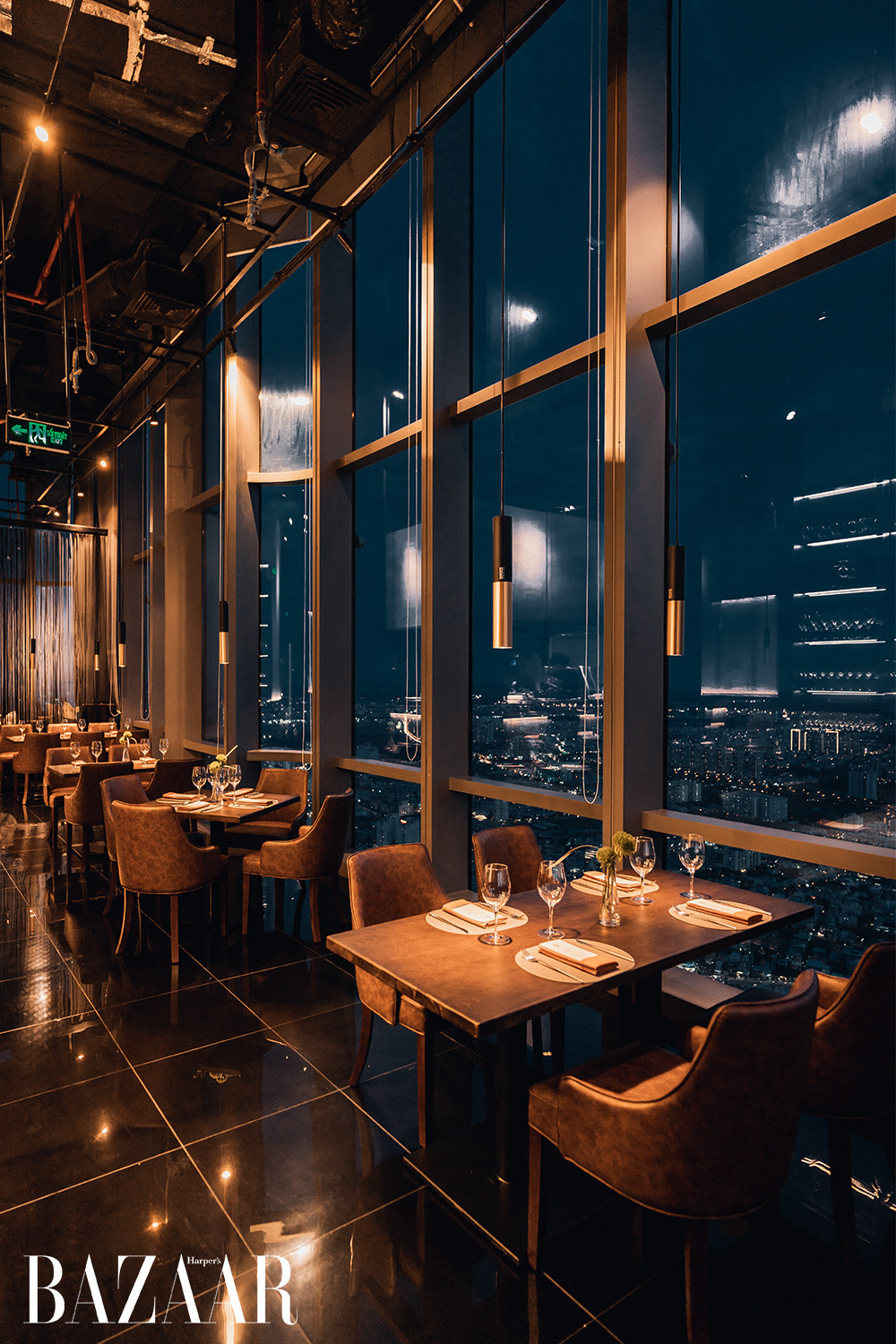 Không gian ấm cúng, tông màu tối tại nhà hàng view đẹp Landmark 81