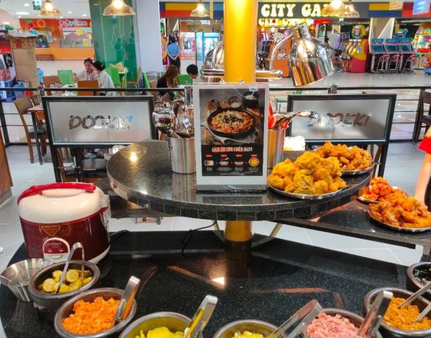Không gian ấm cúng và quầy buffet đa dạng tại Dookki Vincom Sóc Trăng