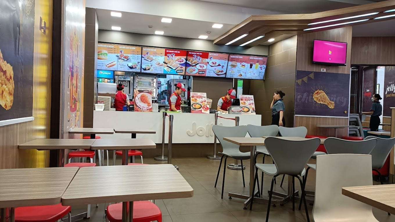 Không gian bên trong nhà hàng Jollibee Vincom Đà Nẵng với thiết kế ấm cúng