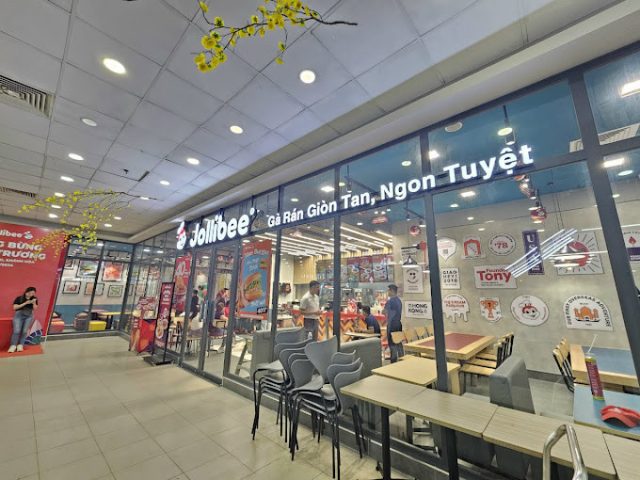 Không gian bên trong nhà hàng Jollibee Vincom Nha Trang với thiết kế hiện đại và ấm cúng