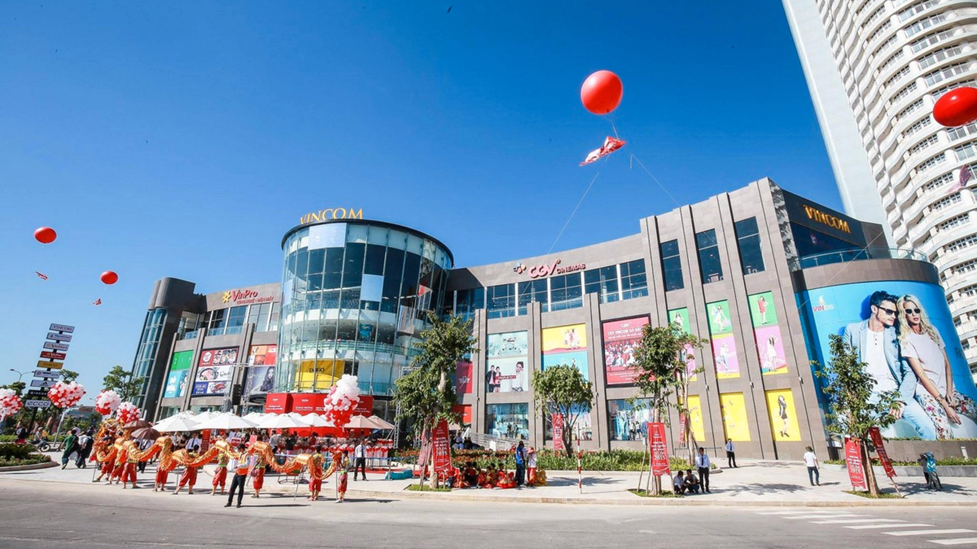 Không gian bên trong Vincom Plaza Đà Nẵng với kiến trúc hiện đại và ánh sáng tự nhiên.