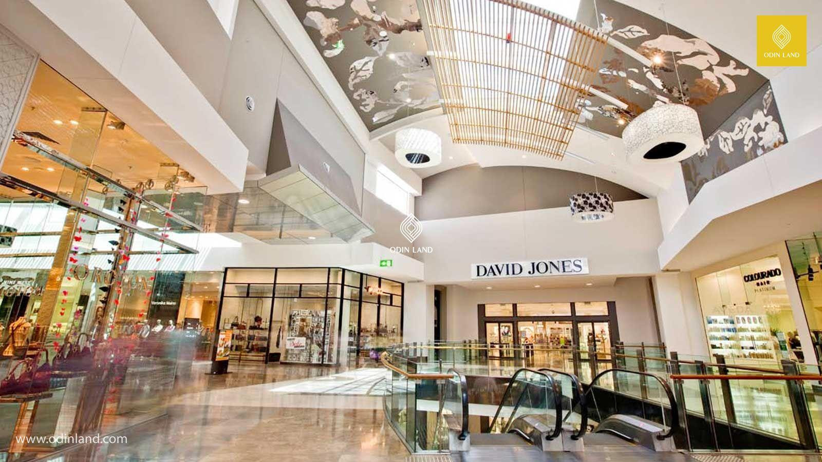 Không gian bên trong Vincom Plaza Lê Thánh Tông với các cửa hàng hiện đại