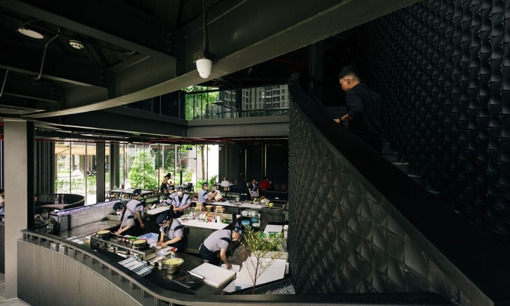 Không gian bếp hình ngôi sao 4 cánh tại Sushi Hokkaido Sachi