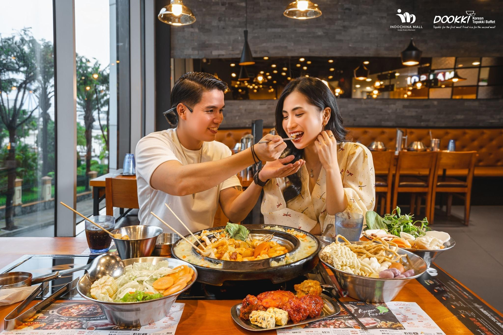 Không gian hiện đại và sang trọng bên trong nhà hàng Dookki, có thể là tại Vincom Long Xuyên
