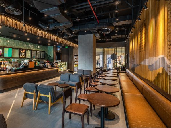 Không gian kiến trúc hiện đại tại quán Starbucks Vincom Trần Duy Hưng