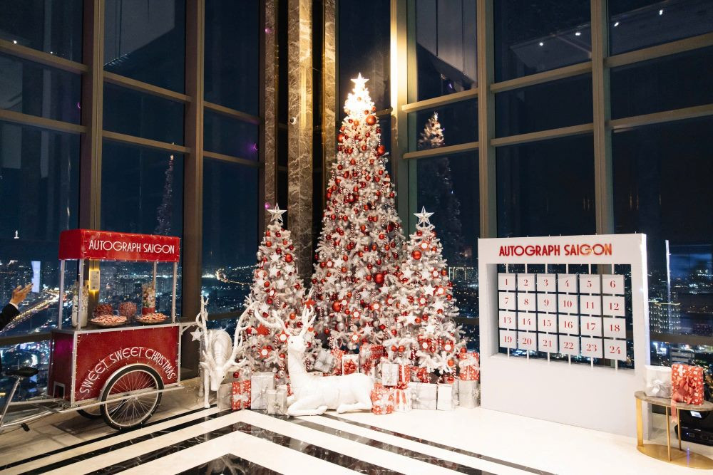 Không gian Landmark 81 rực rỡ sắc màu Giáng Sinh, thu hút du khách đến khám phá và tận hưởng không khí lễ hội.