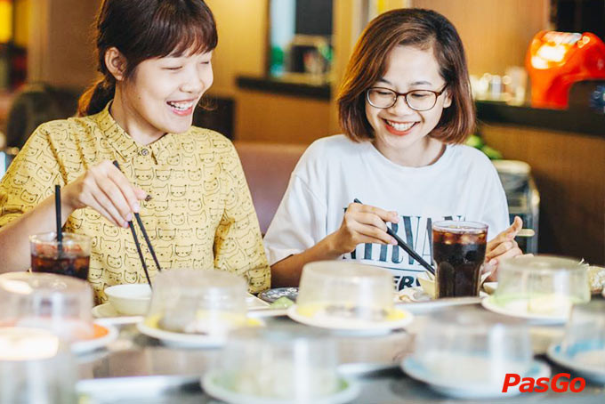Không gian lẩu băng chuyền Kichi Vincom Nguyễn Chí Thanh với đa dạng món ăn