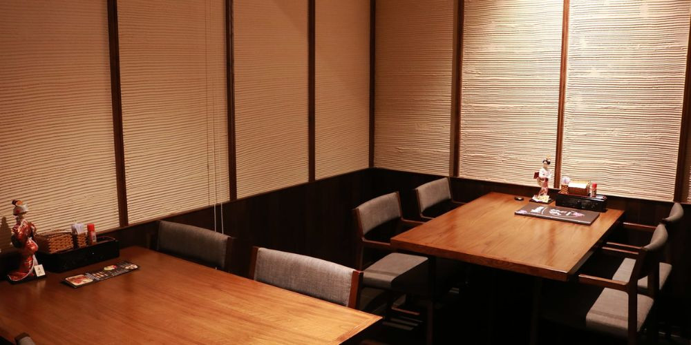Không gian Miya Sushi &amp; BBQ theo hơi hướng tối giản nhưng đầy ấm cúng