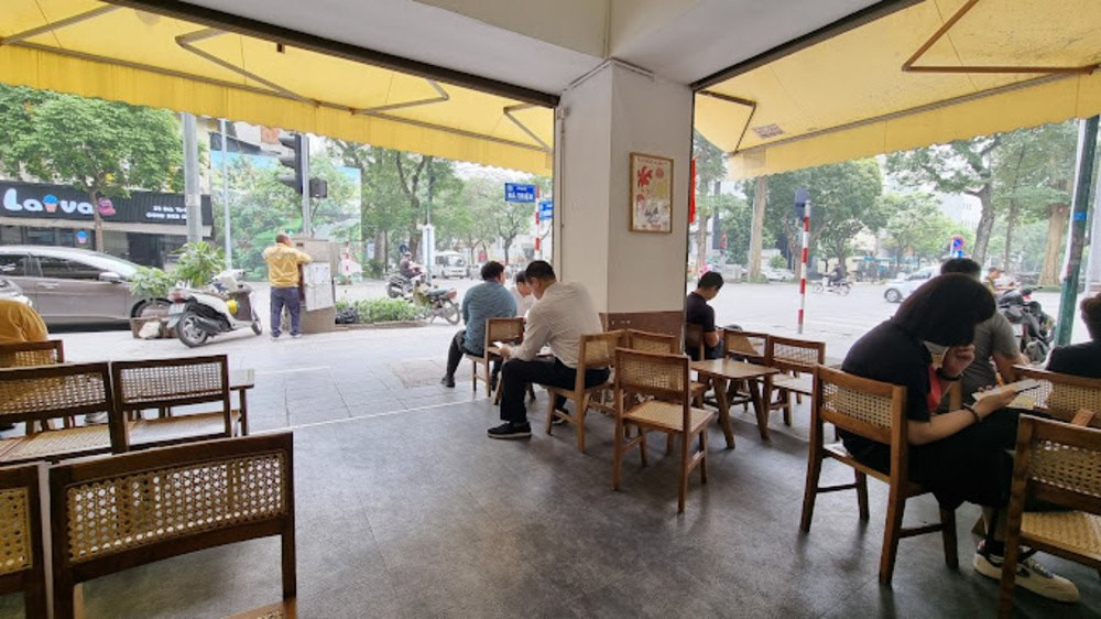 Không gian mở và thoáng đãng của Laika Coffee Bà Triệu