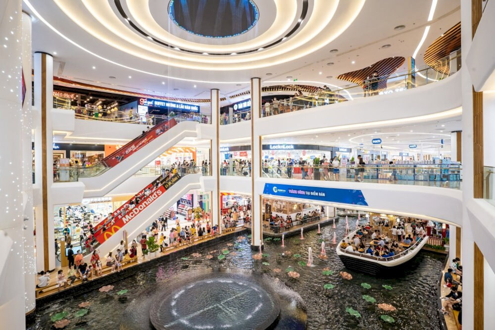 Không gian mua sắm đa dạng với các thương hiệu quốc tế tại Vincom Plaza Đà Nẵng