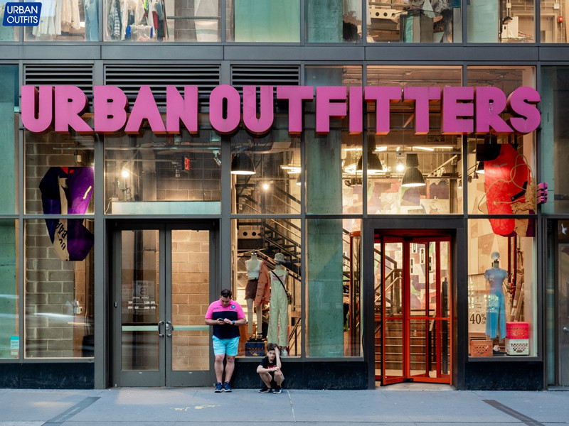 Không gian mua sắm hiện đại tại adidas outlet Vincom Phan Văn Trị