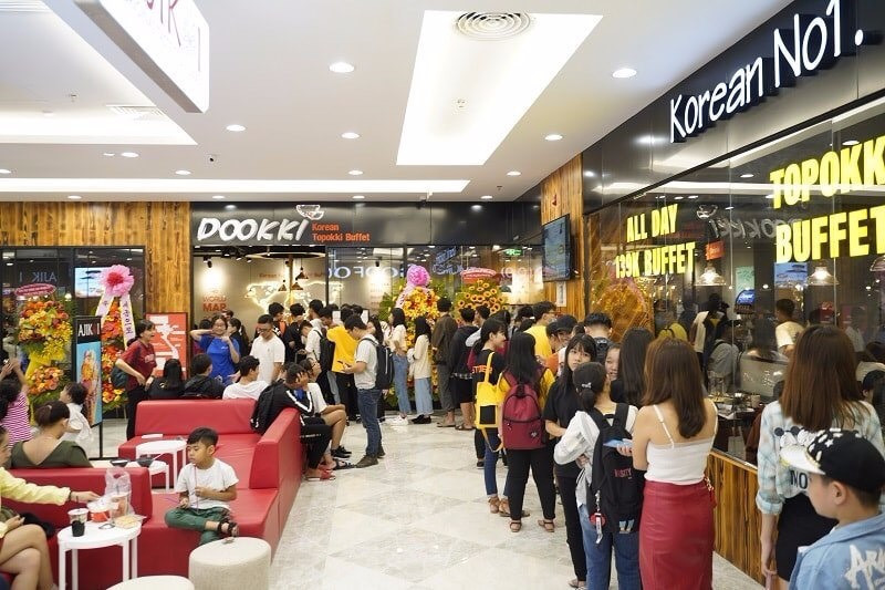 Không gian mua sắm hiện đại và sang trọng bên trong Vincom Plaza Dĩ An.