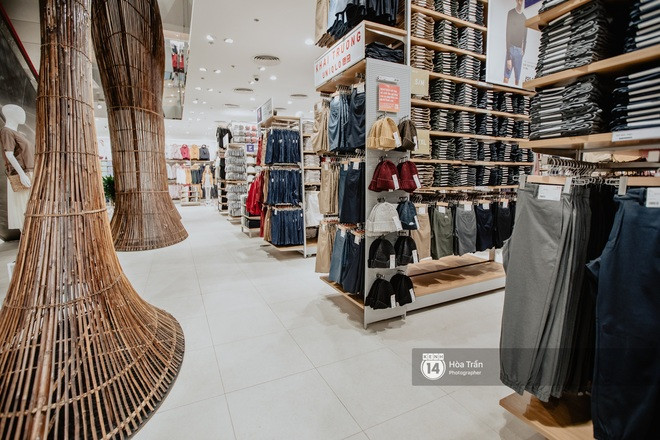 Không gian mua sắm rộng rãi, thoáng đãng với đa dạng sản phẩm tại cửa hàng Uniqlo Vincom Đồng Khởi.