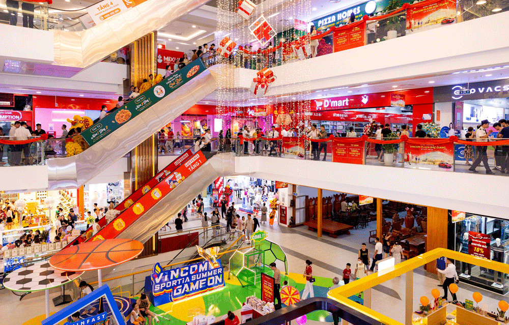 Không gian mua sắm sầm uất bên trong Vincom Plaza Bắc Giang với nhiều gian hàng