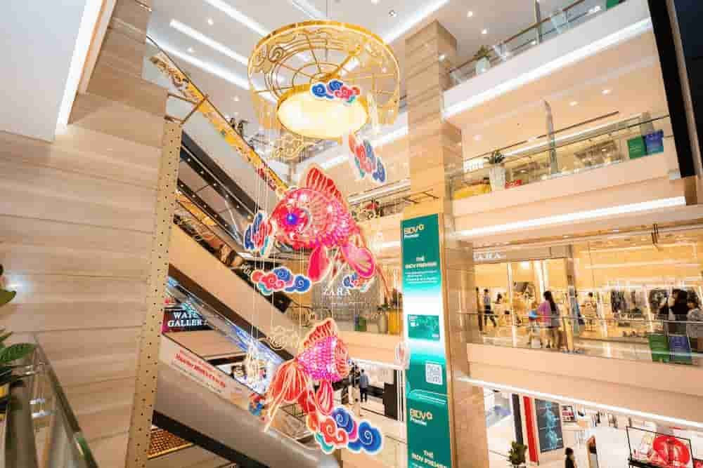 Không gian mua sắm tại Vincom Trần Duy Hưng sau khi đã gửi xe thuận tiện ở hầm