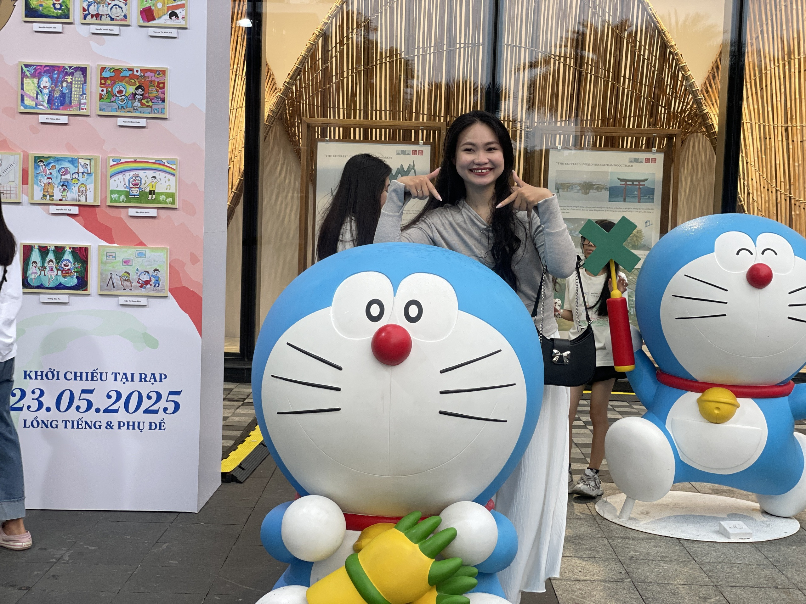 Không gian ngập tràn sắc xanh với các mô hình Doraemon tại sự kiện Landmark 81