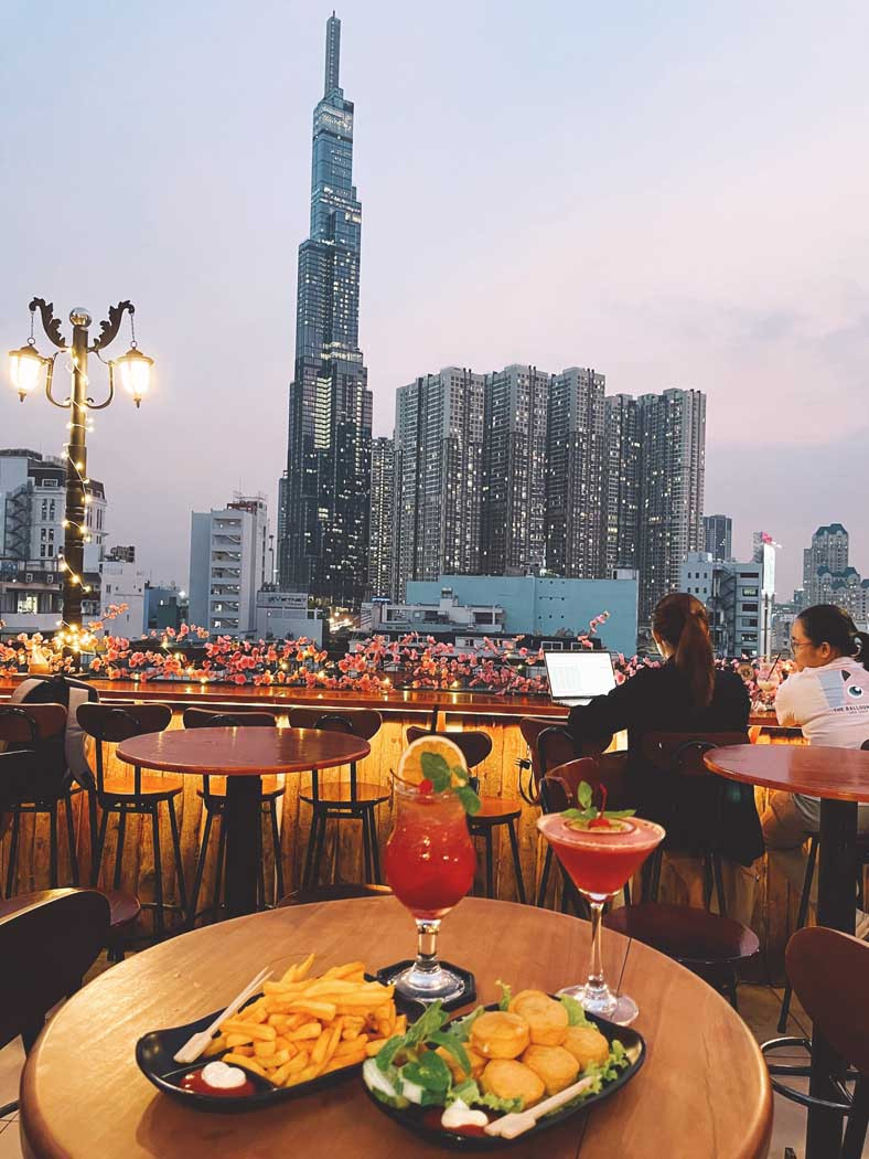 Không gian ngoài trời tại quán nước Vi Vu Rooftop