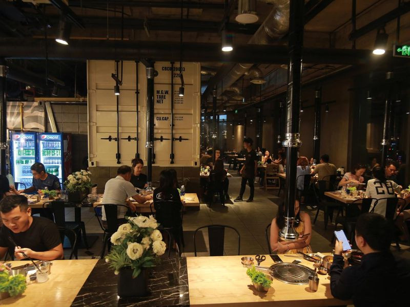 Không gian ngồi rộng rãi, thoải mái với bàn ghế đệm tại Meat and Meet Vincom Đồng Khởi