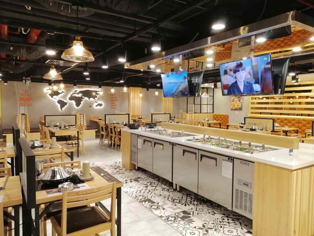 Không gian nhà hàng Dookki tại tầng 5 Vincom Nguyễn Chí Thanh, chuyên phục vụ buffet lẩu và mì cay Hàn Quốc