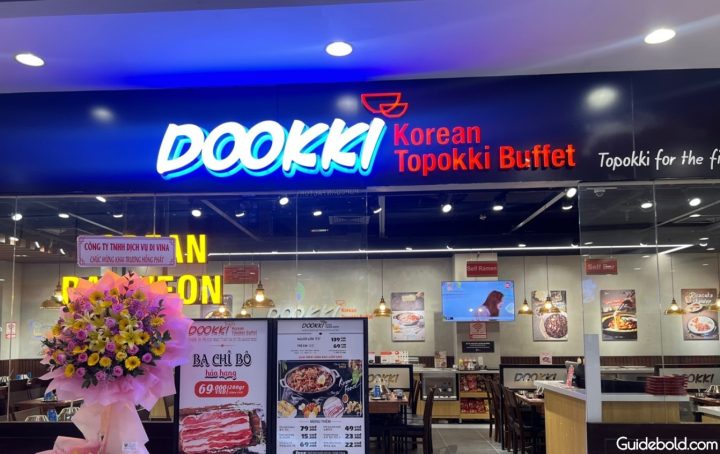 Không gian nhà hàng Dookki Vincom Trà Vinh sôi động với buffet lẩu tokbokki