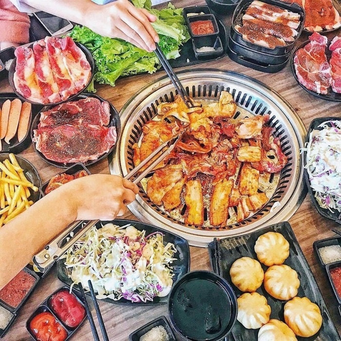 Không gian nhà hàng Lẩu &amp; Nướng Kiko tại Vincom, lý tưởng để tìm hiểu giá buffet Vincom Thanh Hóa