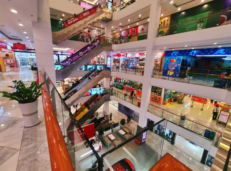 Không gian nội thất rộng lớn của Vincom Cao Lãnh, bao gồm cả rạp chiếu phim hiện đại