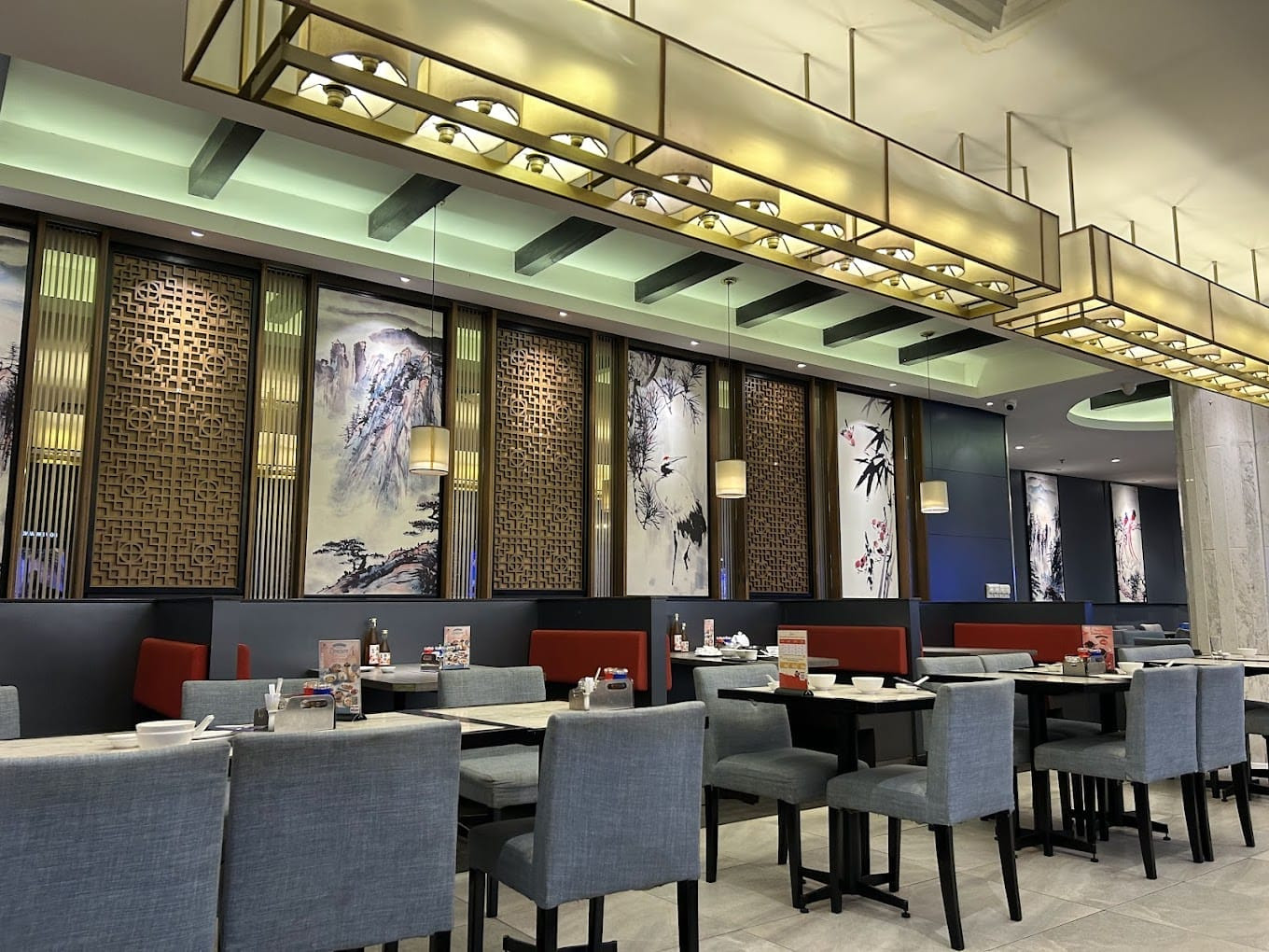 Không gian nội thất sang trọng của Crystal Jade Kitchen với ánh sáng ấm cúng
