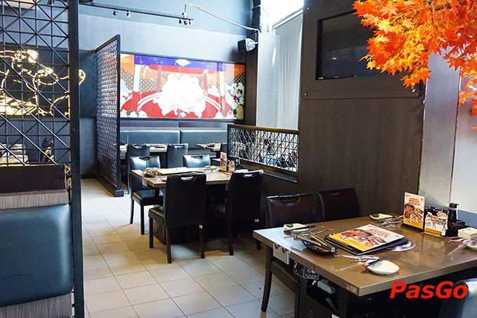 Không gian nội thất sang trọng với tông màu đen và đỏ đặc trưng của Sumo Yakiniku Vincom Đà Nẵng.