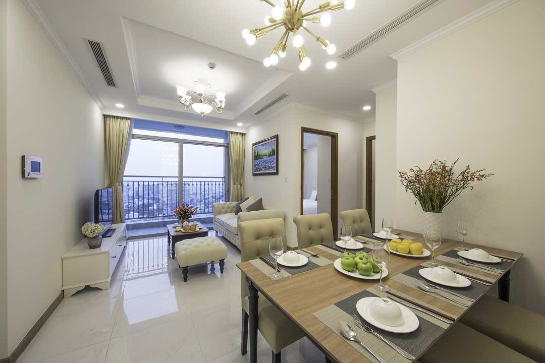 Không gian phòng khách và bàn ăn sang trọng của căn hộ Landmark Plus