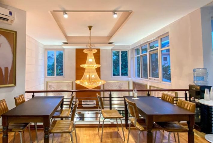 Không gian quán cà phê biệt thự Bamos Coffee với sân vườn xanh mát