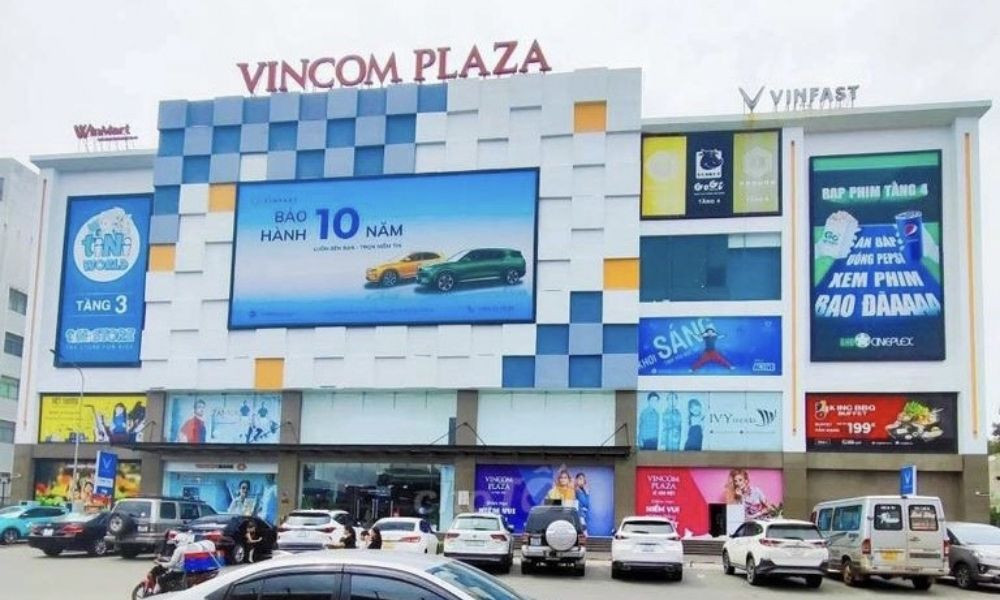 Không gian sầm uất bên ngoài Vincom Lê Văn Việt, điểm hẹn giải trí được ưa chuộng.