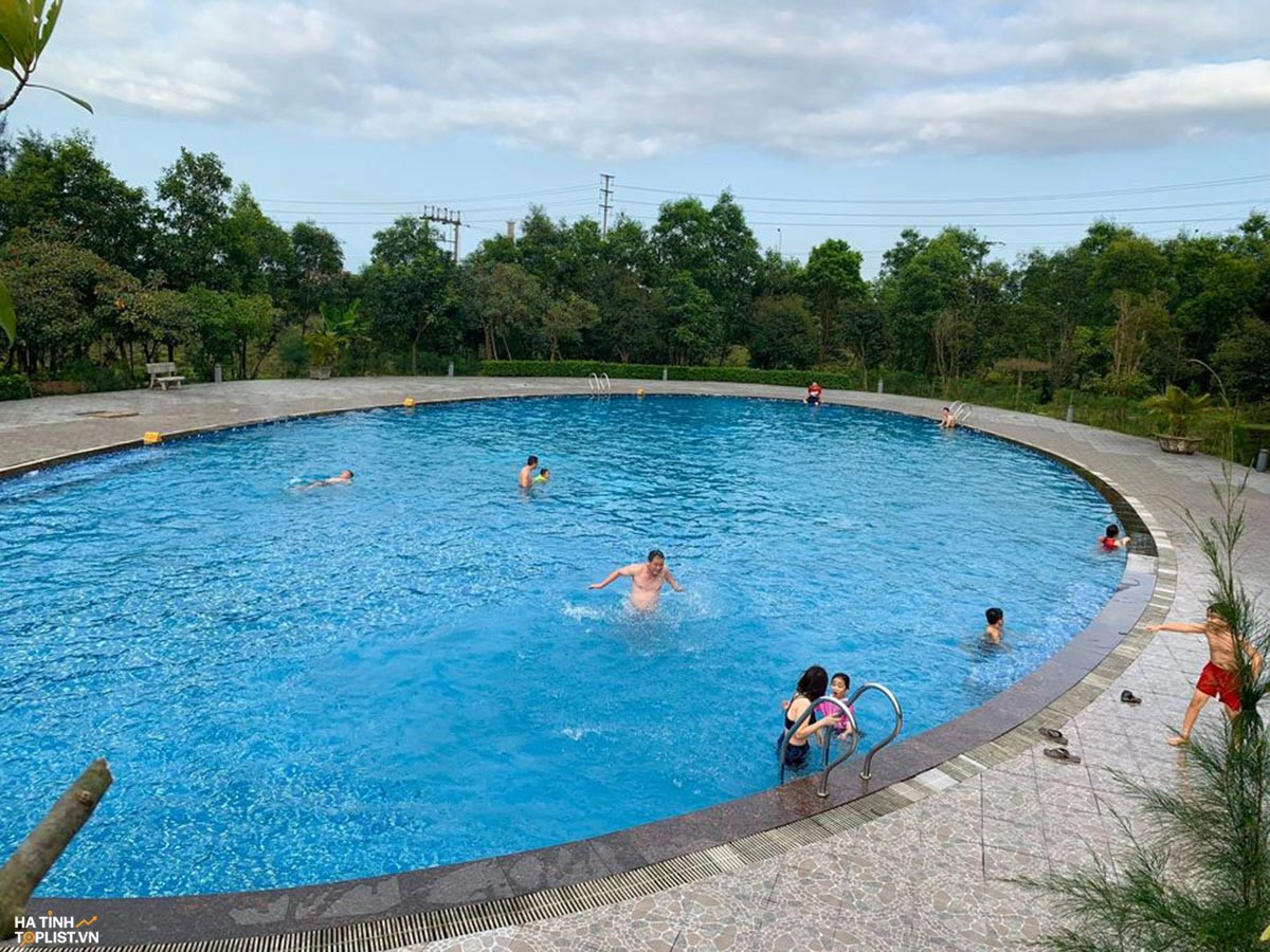 Không gian sang trọng của bể bơi Melia Vinpearl Hà Tĩnh