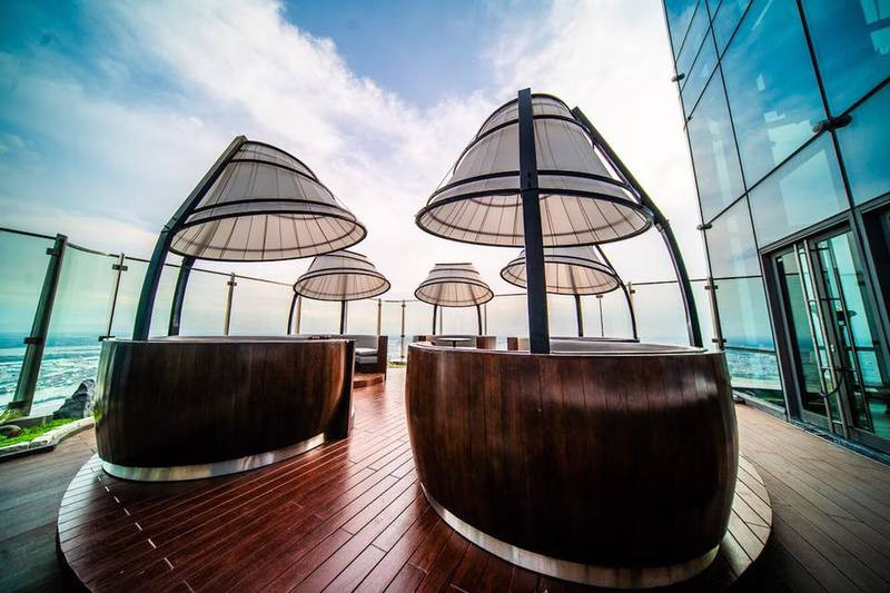 Không gian sang trọng của nhà hàng Miwaku Café Lounge tại tầng 79 Landmark 81, nơi du khách có thể tận hưởng ẩm thực sau khi gửi xe tại bãi giữ xe Landmark 81