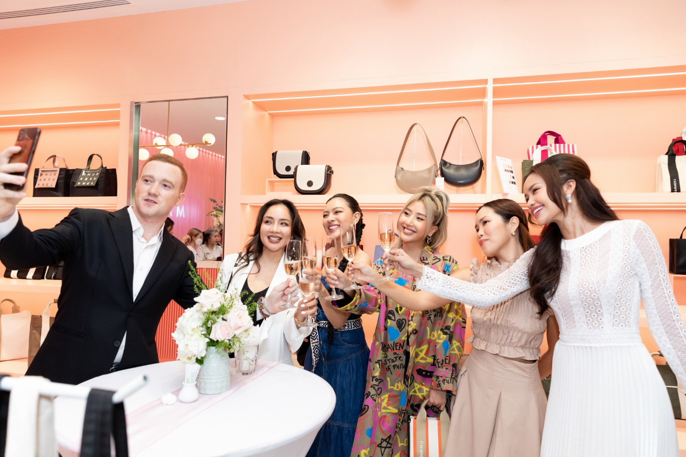 Không gian sang trọng tại cửa hàng Marhen.J Vincom Đồng Khởi trong ngày khai trương