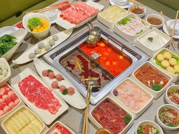Không gian sang trọng và bàn lẩu tại Haidilao Vincom Phạm Ngọc Thạch
