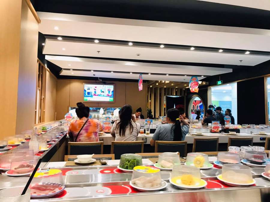 Không gian sang trọng với dãy bàn ăn dài tại Kichi Kichi Vincom Vĩnh Long, nơi thực khách thưởng thức buffet lẩu