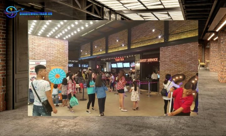 Không gian sảnh rạp CGV Vincom Hậu Giang, nơi khách hàng chờ đợi suất chiếu phim và mua vé